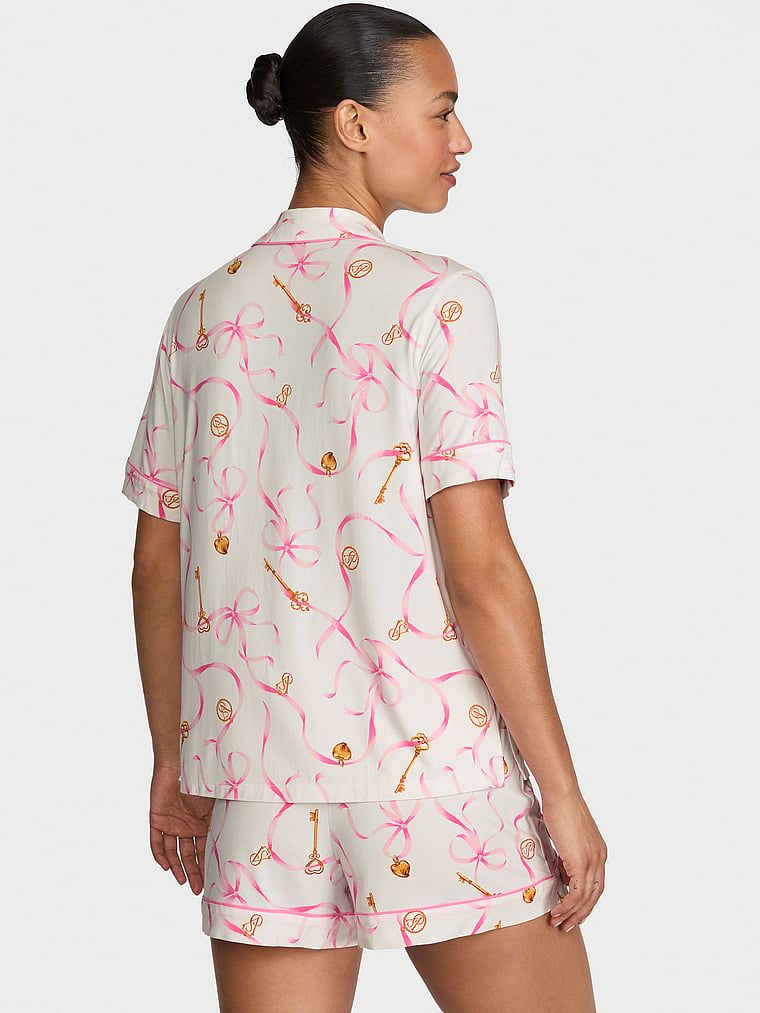 Modalne pidžame sa SoSoft kratkim hlačama. Proizvod ima uzorkovane boje i dolazi iz Victoria's Secret kolekcije.