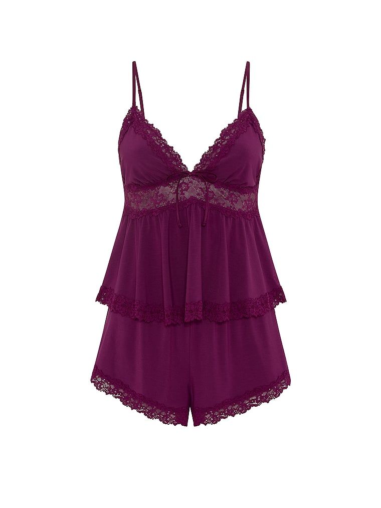 Modalni set za spavanje - top s naramenicama i SoSoft kratke hlače. Proizvod je ljubičaste boje i dolazi iz Victoria's Secret kolekcije.