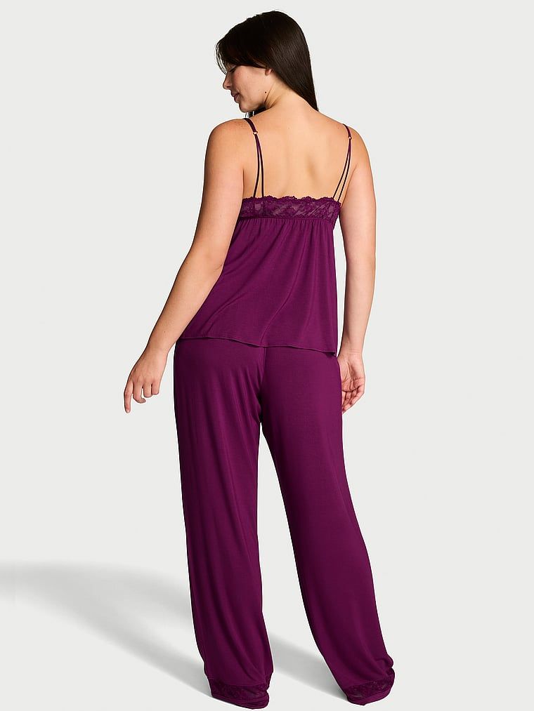 Modalne pidžame - bluza s naramenicama i duge SoSoft hlače. Proizvod je ljubičaste boje i dolazi iz Victoria's Secret kolekcije.