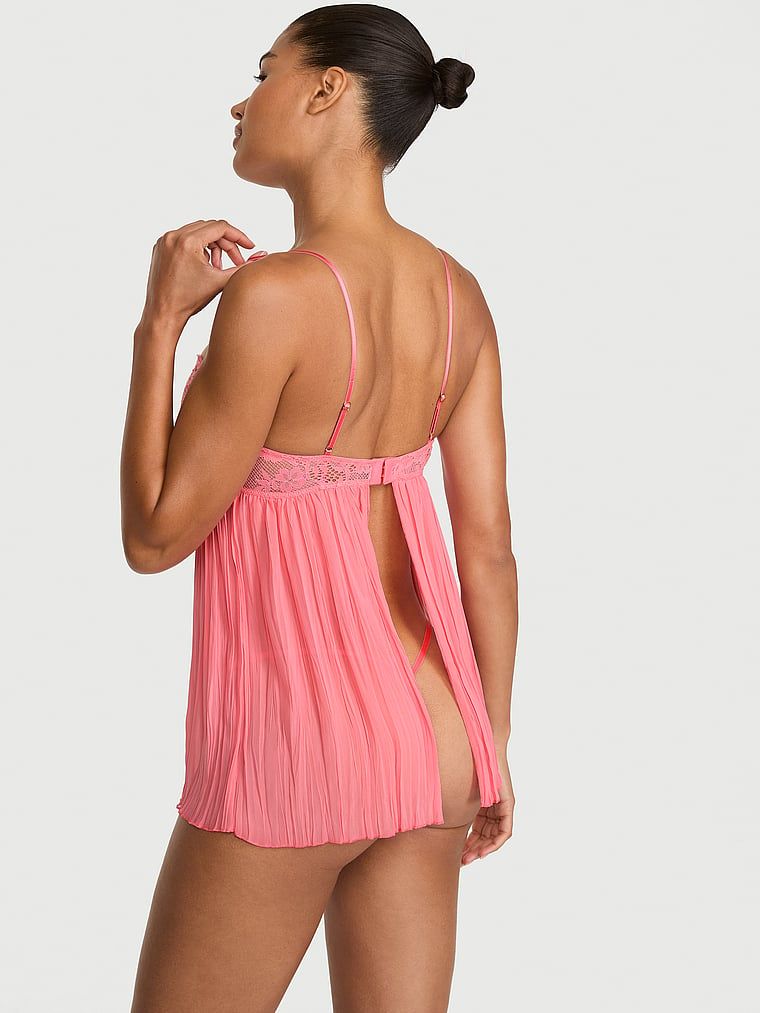 Dream Lace plisirana babydoll podsuknja i tange. Proizvod je ružičaste boje i dolazi iz kolekcije Dream Angels.
