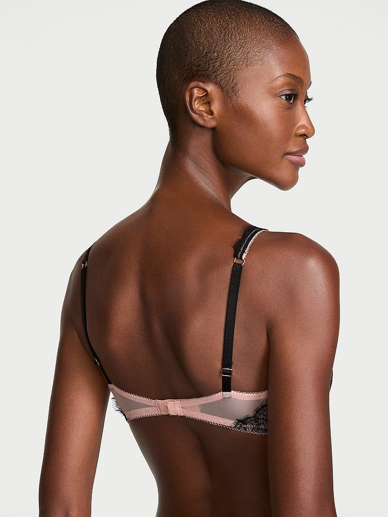 Čipkasti bralet bez žica Tease. Proizvod je ružičaste boje i dolazi iz Victoria's Secret kolekcije.