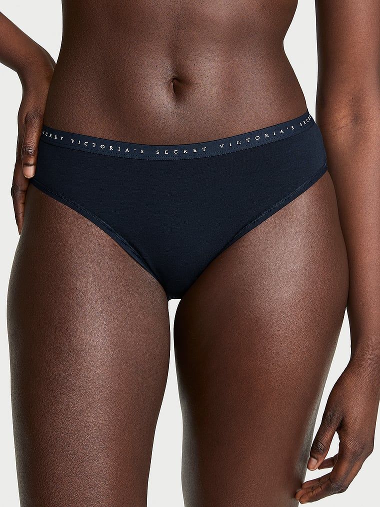 Pamučne gaćice s visokim izrezom na nogavice. Proizvod je plave boje i dolazi iz Victoria's Secret kolekcije.