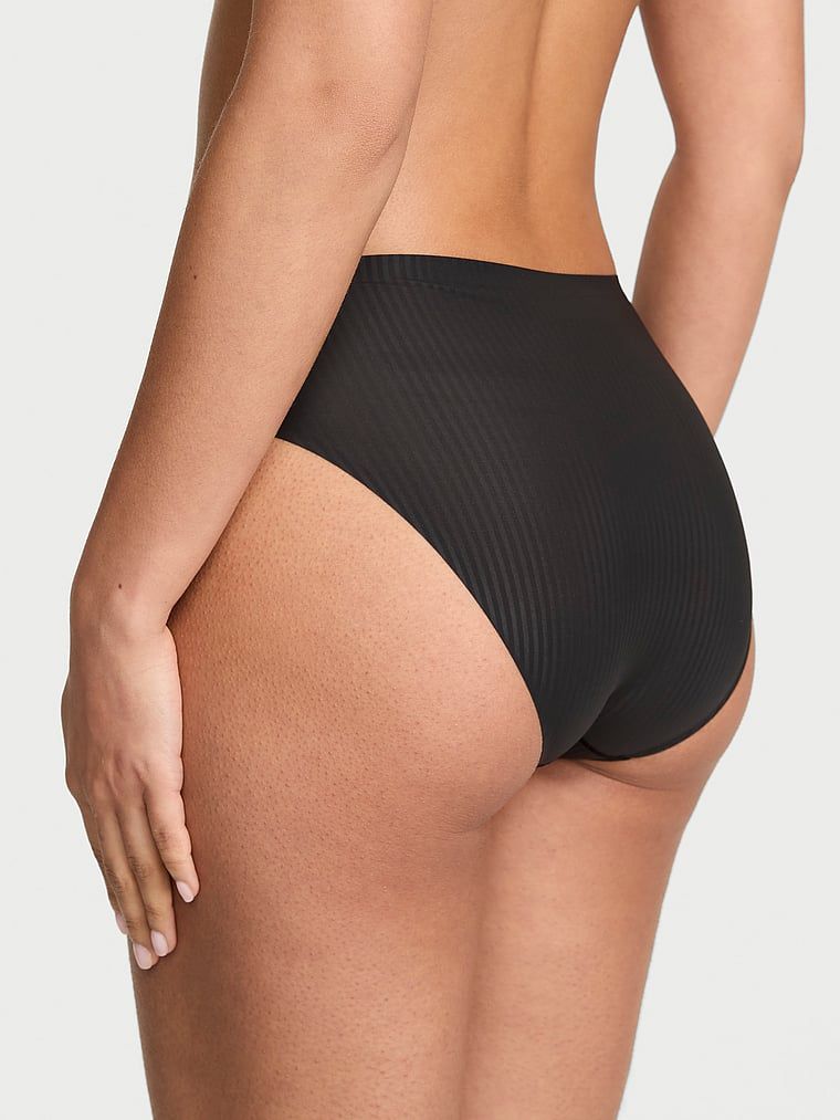 Flex Shadow Stripe Bikini gaćice. Proizvod je crne boje i dolazi iz kolekcije Body by Victoria.