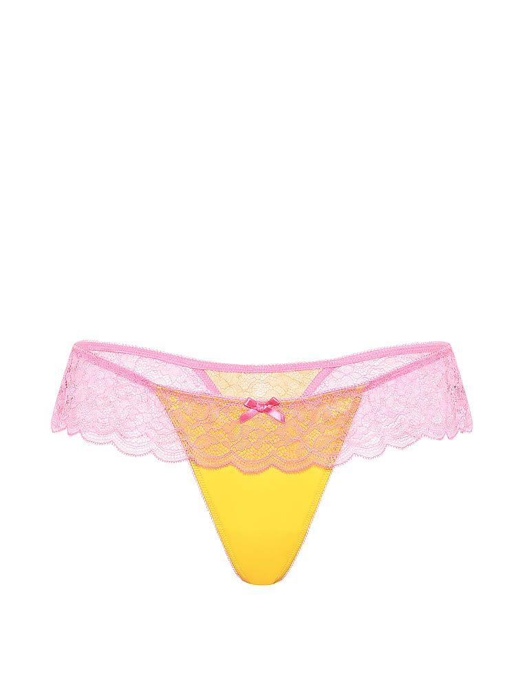Satenske tange s volanom Tease. Proizvod je žute boje i dolazi iz Victoria's Secret kolekcije.
