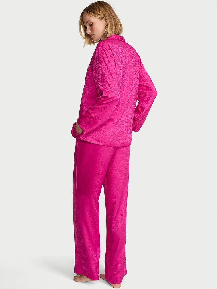 Potpisane satenske pidžame s dugim rukavima. Proizvod je ružičaste boje i dolazi iz Victoria's Secret kolekcije.