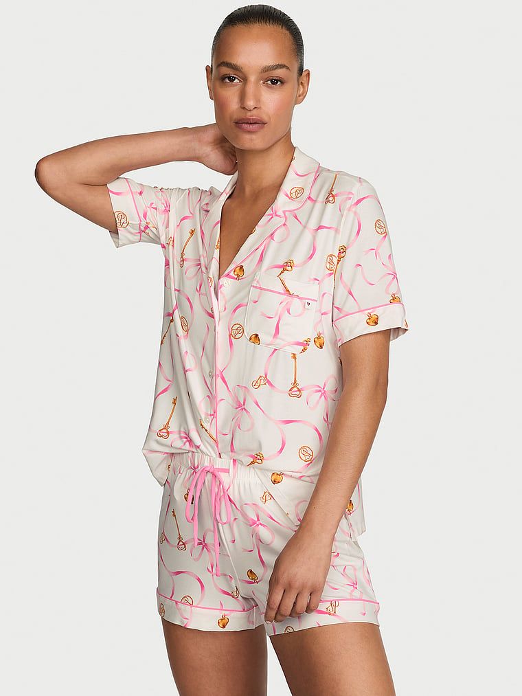 Modalne pidžame sa SoSoft kratkim hlačama. Proizvod ima uzorkovane boje i dolazi iz Victoria's Secret kolekcije.