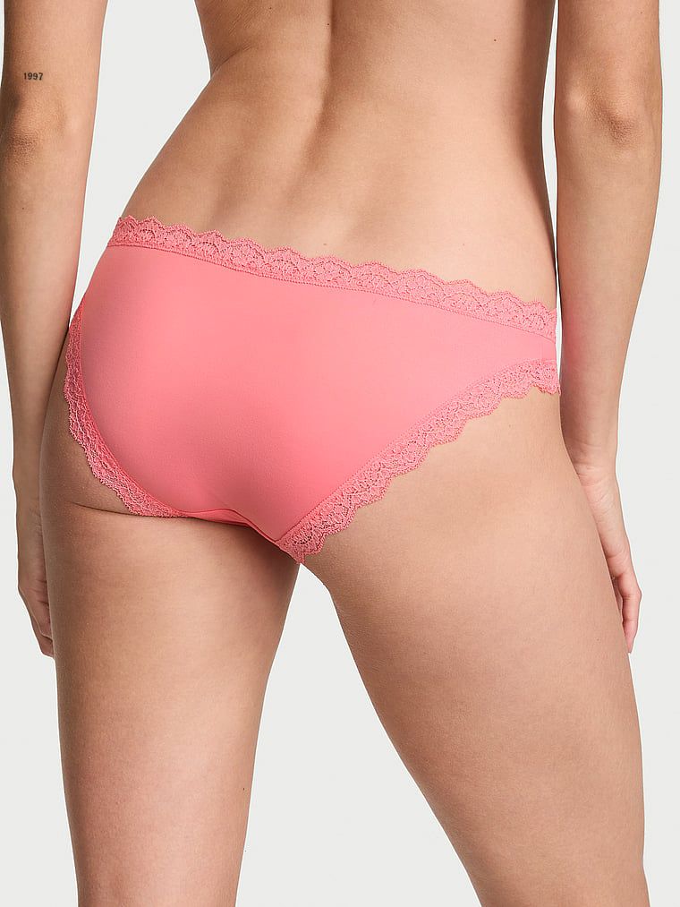 Čipkaste gaćice na rubovima bikinija s čipkastim rubom. Proizvod je ružičaste boje i dolazi iz kolekcije Dream Angels.