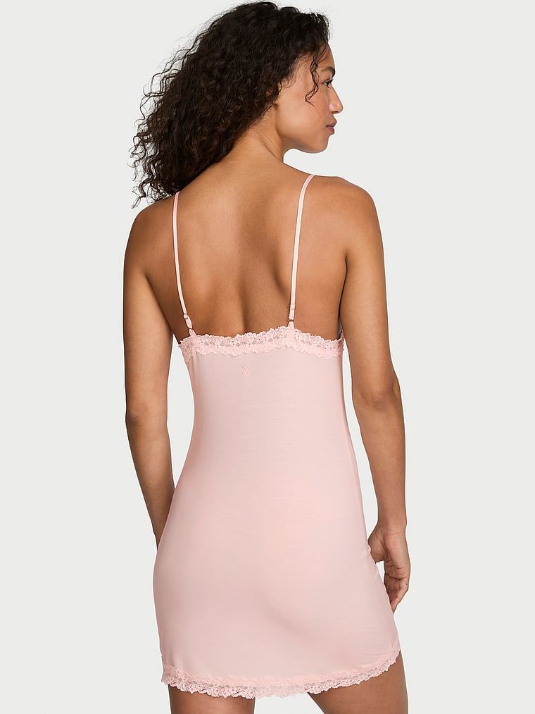 Spavaćica od SoSoft modala. Proizvod je ružičaste boje i dolazi iz Victoria's Secret kolekcije.