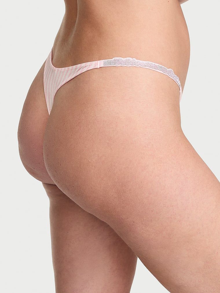 Tanga s sjajnim Script Shine naramenicama. Proizvod ima uzorkovane boje i dolazi iz kolekcije Very Sexy.
