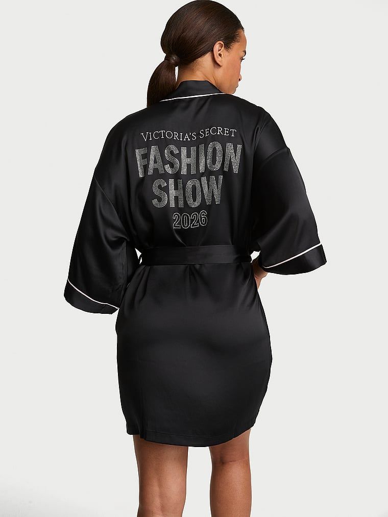 Kratki satenski ogrtač za kupanje Potpisna modna revija 2026. Proizvod je crn i dolazi iz Victoria's Secret kolekcije.