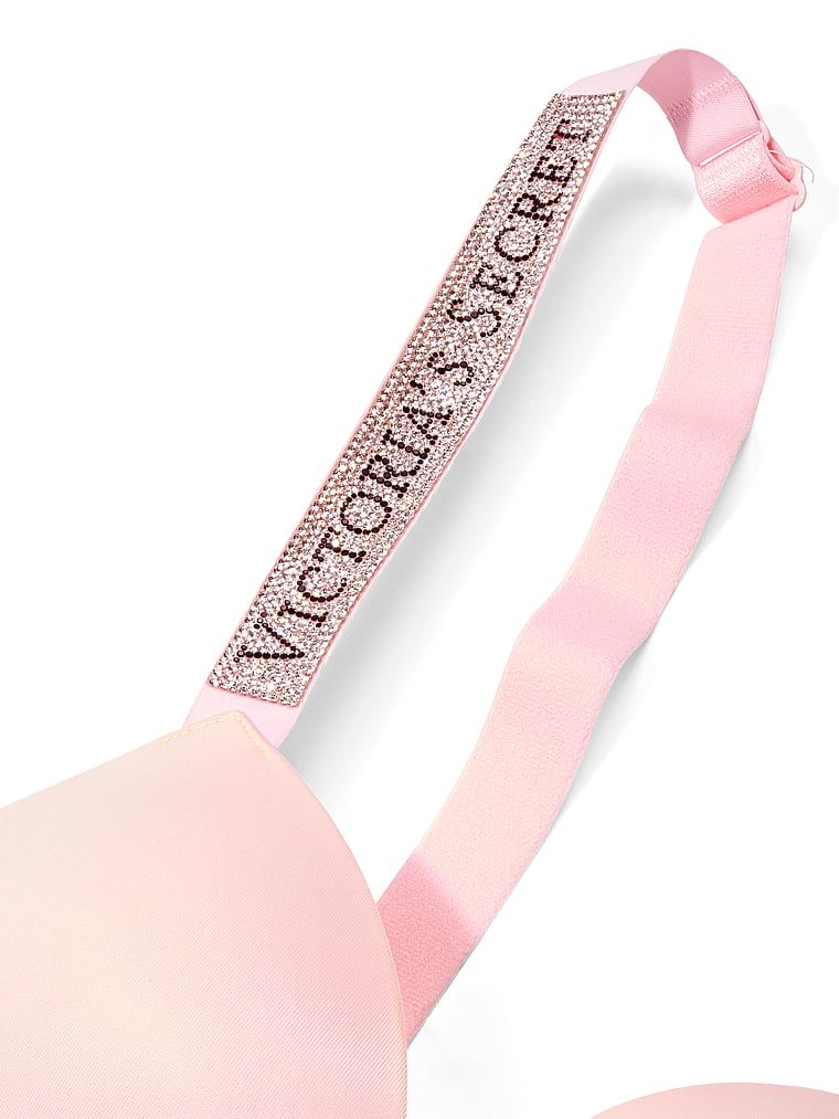 Blago podstavljeni grudnjak s Shine Strap Demi sjajnim naramenicama. Proizvod je ružičaste boje i dolazi iz kolekcije Very Sexy.