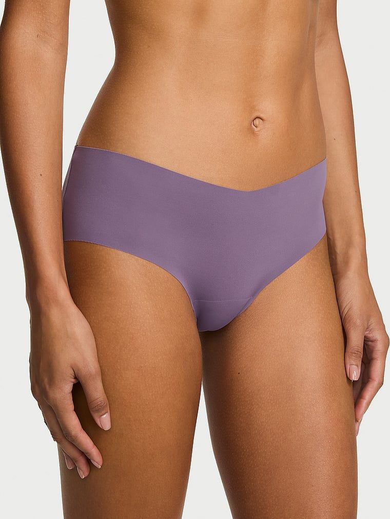 Bezšavne gaćice s naramenicama straga, No-Show Strappy Cheeky. Proizvod je ljubičaste boje i dolazi iz No-Show kolekcije.