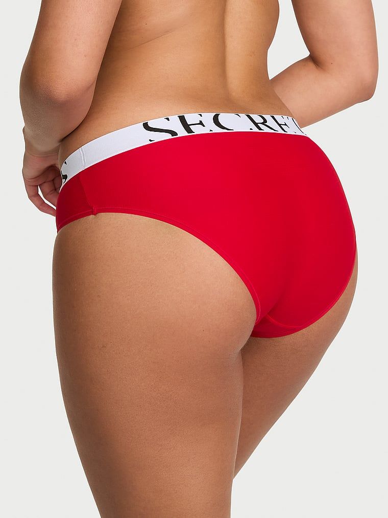 Gaćice s logom Cool Hiphuggera. Proizvod je crvene boje i dolazi iz Victoria's Secret kolekcije.