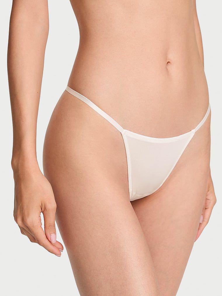 Tanga s lančićem na leđima Charm. Proizvod je bijele boje i dolazi iz kolekcije Very Sexy.