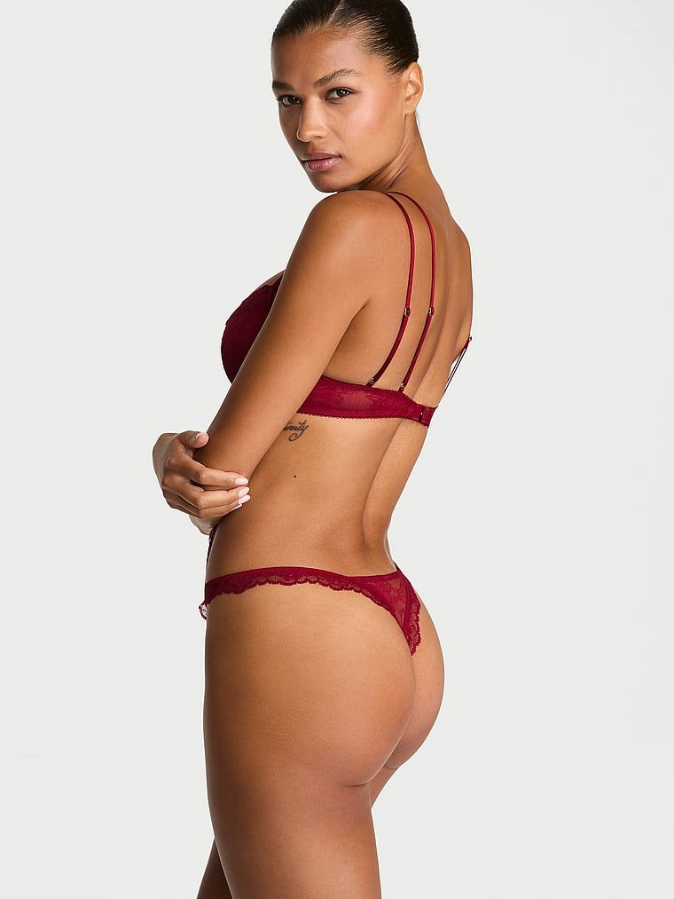 Čipkasti bodi s push-up punjenjem. Proizvod je crvene boje i dolazi iz kolekcije Very Sexy.