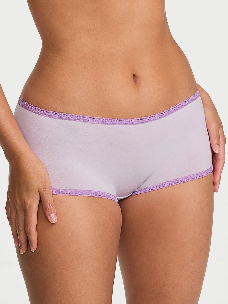 Pamučne kratke hlače s čipkom na rubovima, čipkaste Boyshorts. Proizvod je ljubičaste boje i dolazi iz kolekcije Lace Trim.
