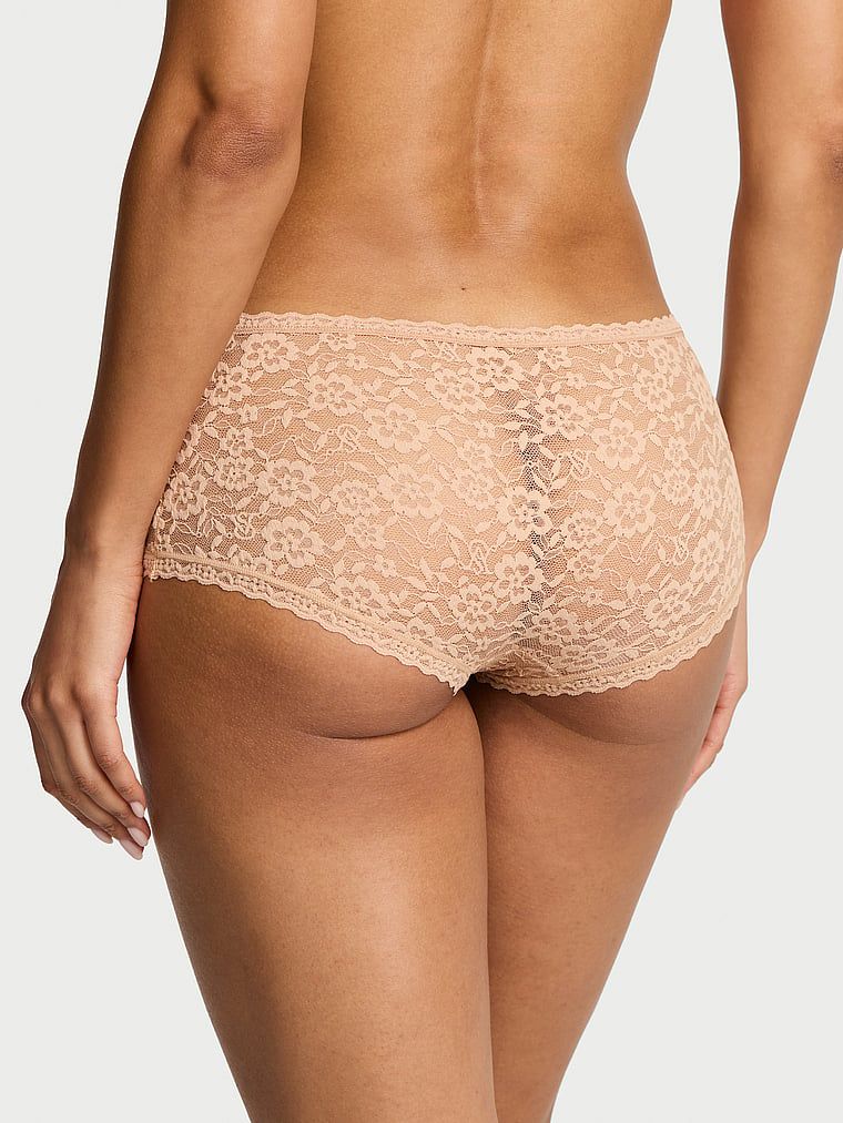Čipkaste kratke hlače, kratke hlače s niskim strukom Boyshorts. Proizvod je bež boje i dolazi iz Lacie kolekcije.
