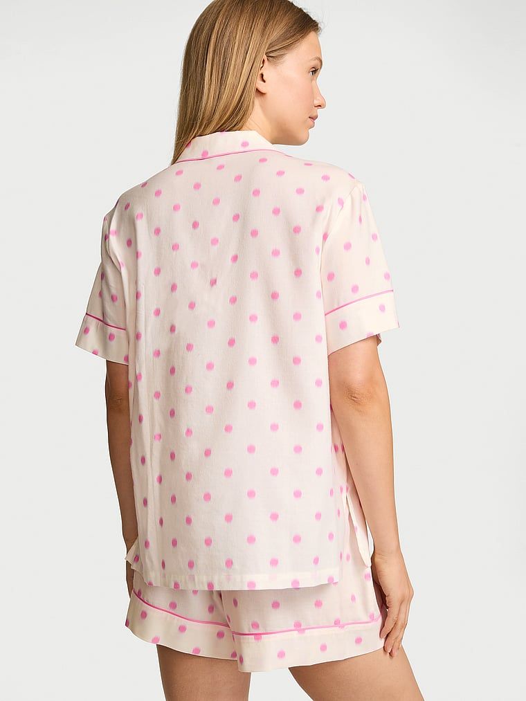 Flanelske pidžame s kratkim hlačama. Proizvod ima šarene boje i dolazi iz Victoria's Secret kolekcije.
