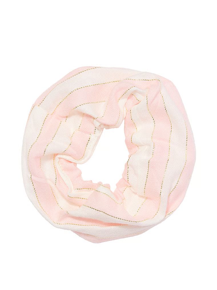 Duge flanelske pidžame Tee-Jama. Proizvod je bijele boje i dolazi iz Victoria's Secret kolekcije.