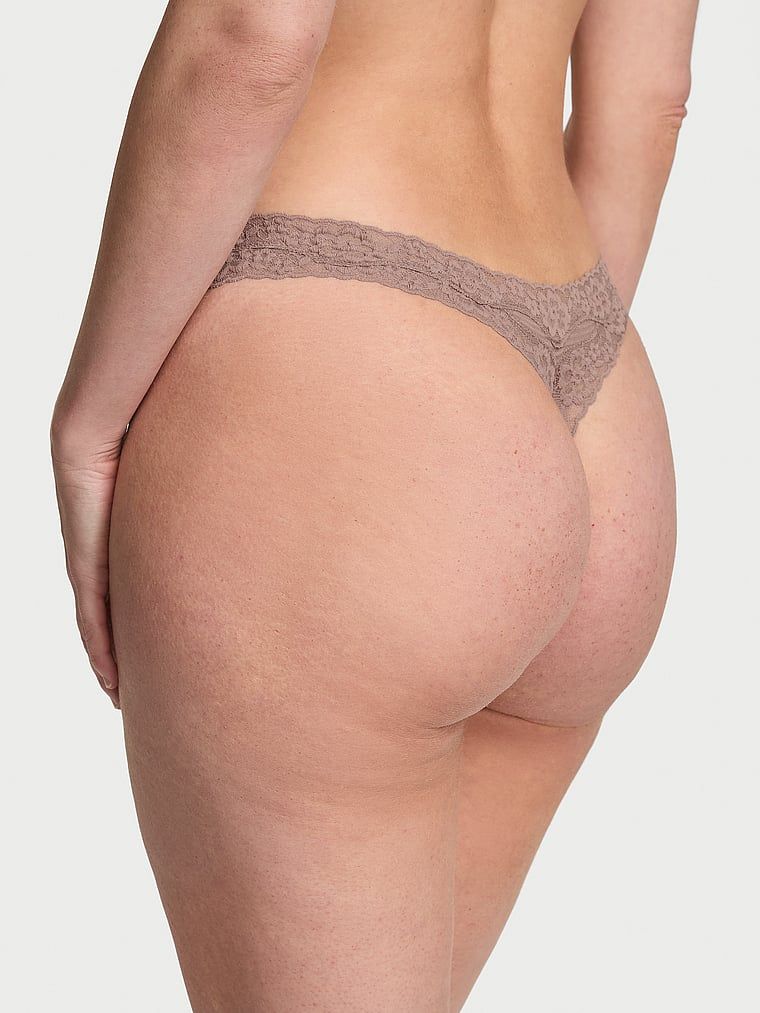 Prugasti pamučni tanga s čipkom na rubovima. Proizvod je smeđe boje i dolazi iz kolekcije Lace Trim.
