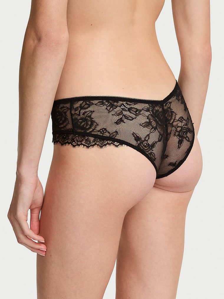 Nanesite Cheeky čipkaste gaćice. Proizvod je ružičaste boje i dolazi iz kolekcije Very Sexy.