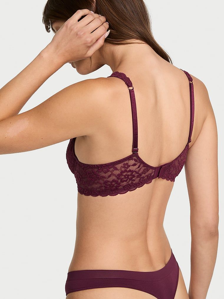 Čipkasti balconette grudnjak bez podstave. Proizvod je ružičaste boje i dolazi iz Victoria's Secret kolekcije.
