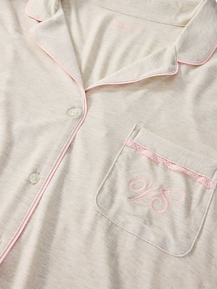 Pidžame izrađene od SoSoft modala. Proizvod je bež boje i dolazi iz Victoria's Secret kolekcije.