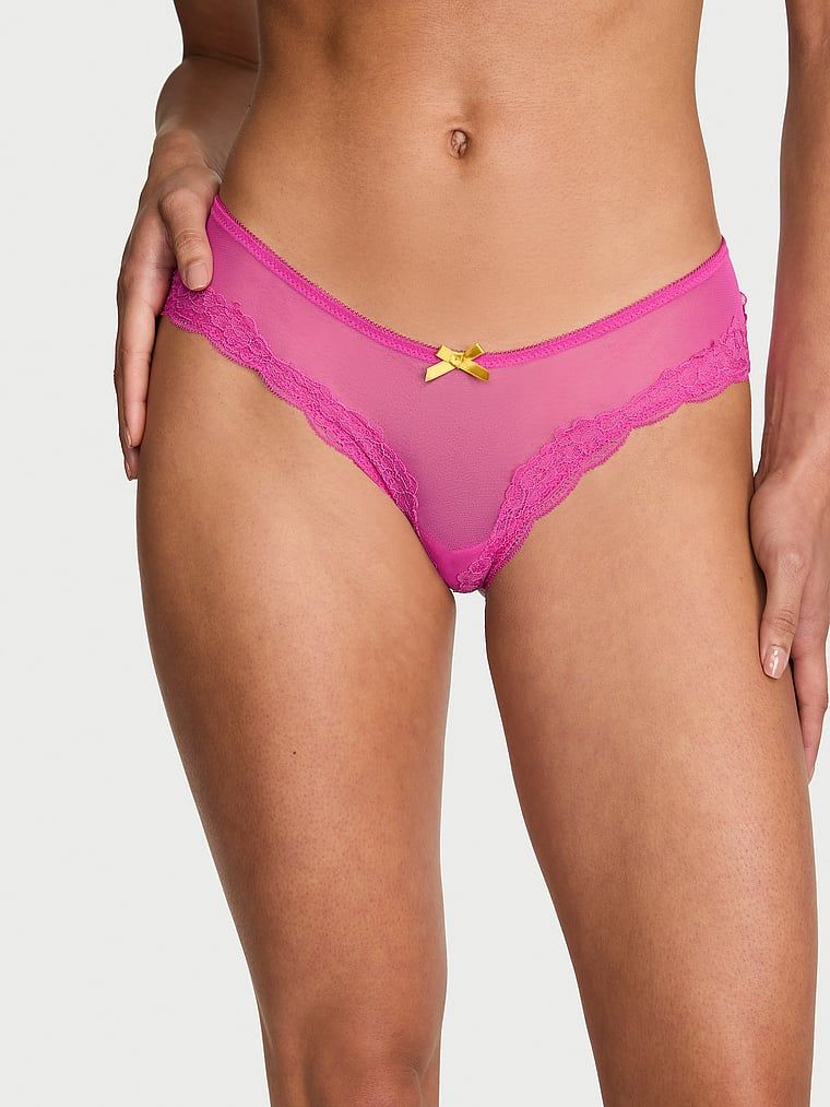 Tease Cheeky mrežaste i čipkaste gaćice. Proizvod je ružičaste boje i dolazi iz Victoria's Secret kolekcije.