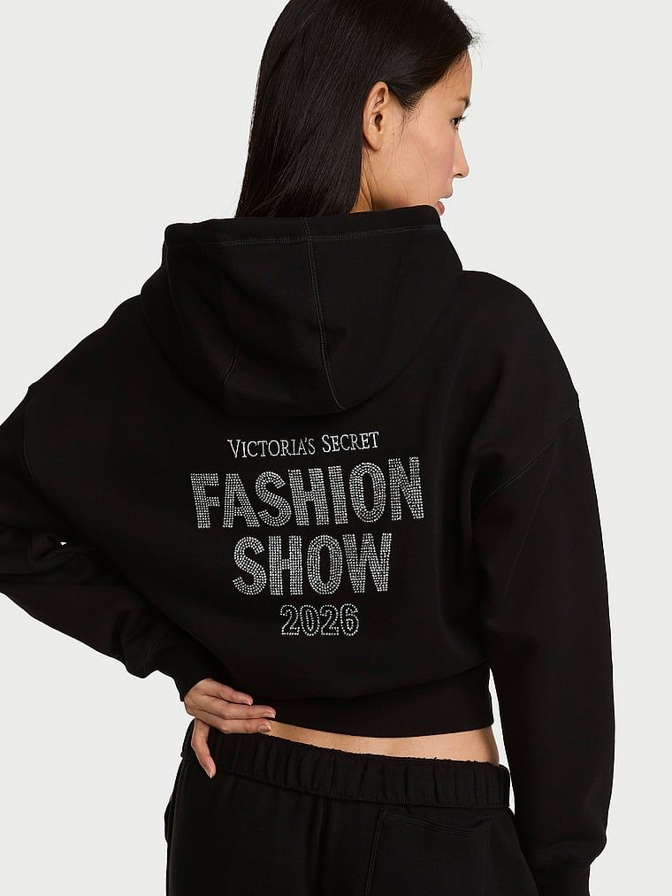 Fashion Show pamučnih hoodica 2026. Proizvod je crne boje i dolazi iz Angel Essentials kolekcije.