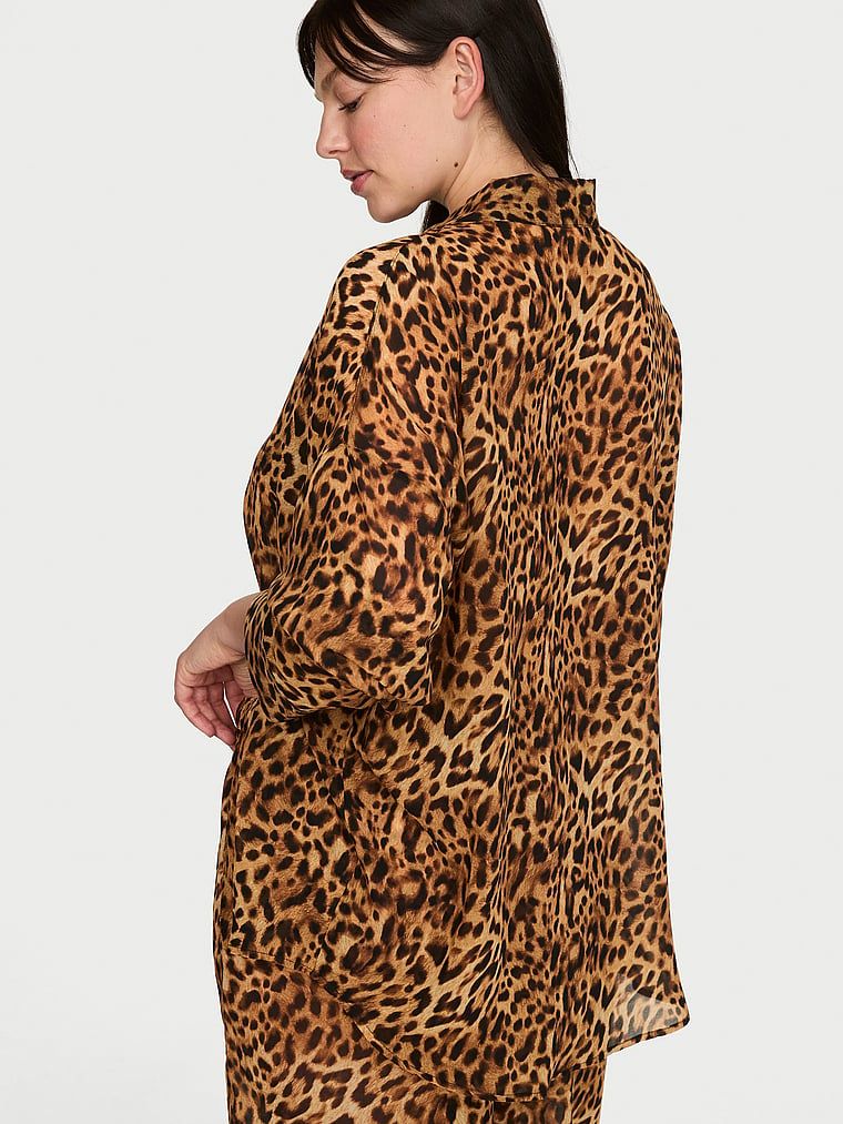 Bluza od šifonske košulje za spavanje. Proizvod ima uzorkovane boje i dolazi iz Victoria's Secret kolekcije.