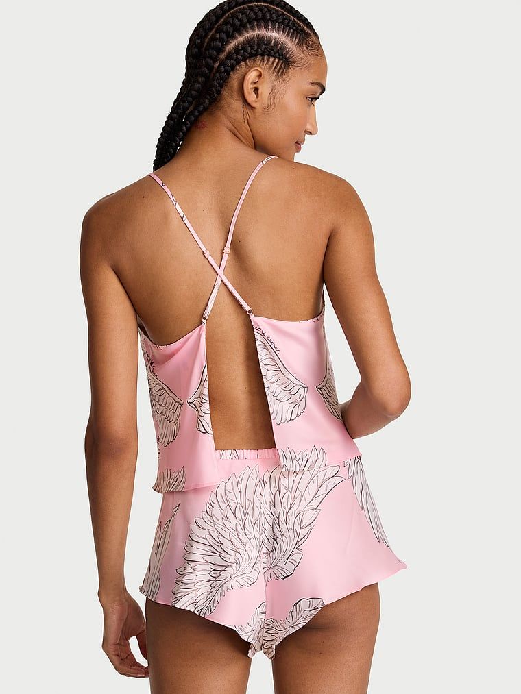 Satenski set za spavanje sa streklima na ramenima. Proizvod ima uzorkovane boje i dolazi iz Victoria's Secret kolekcije.