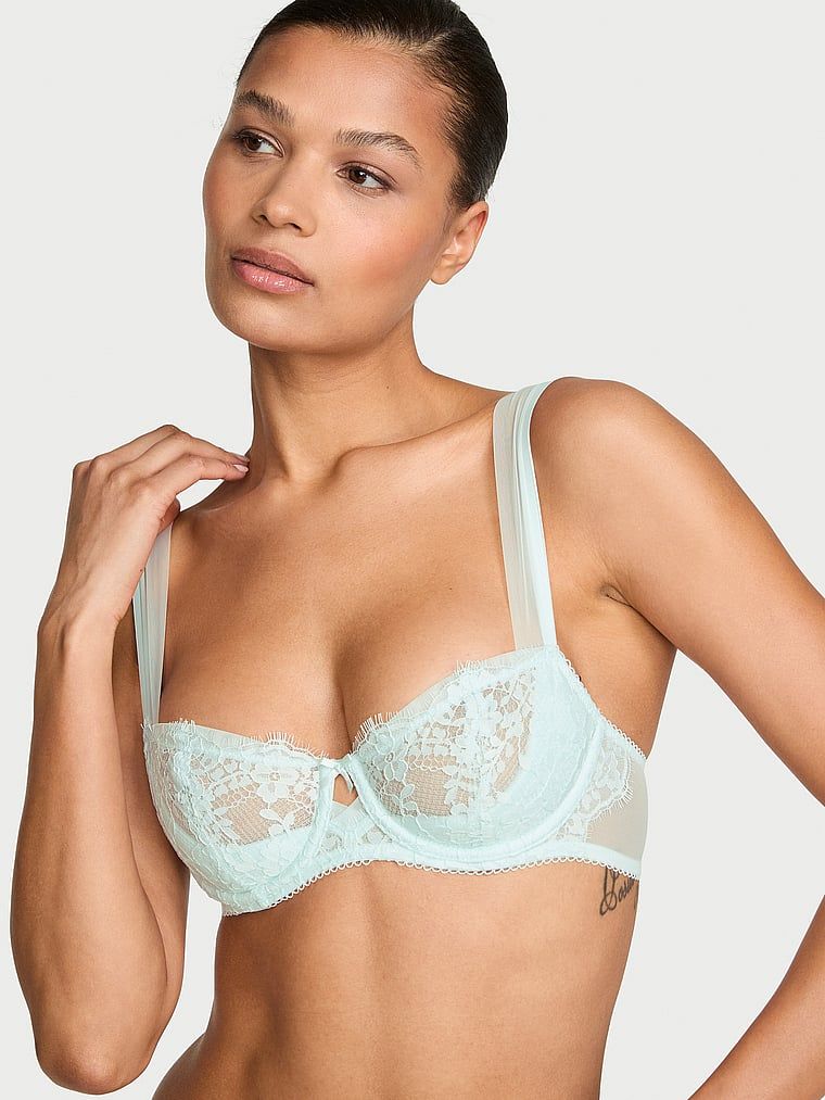 Wicked Mesh-Trim nepodstavljeni balconette grudnjak. Proizvod je plave boje i dolazi iz kolekcije Dream Angels.