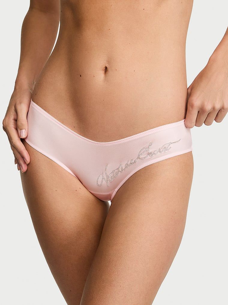 Gaćice s jedinstvenim leđima i Shine Script Cheeky slovima. Proizvod je ružičaste boje i dolazi iz kolekcije Very Sexy.
