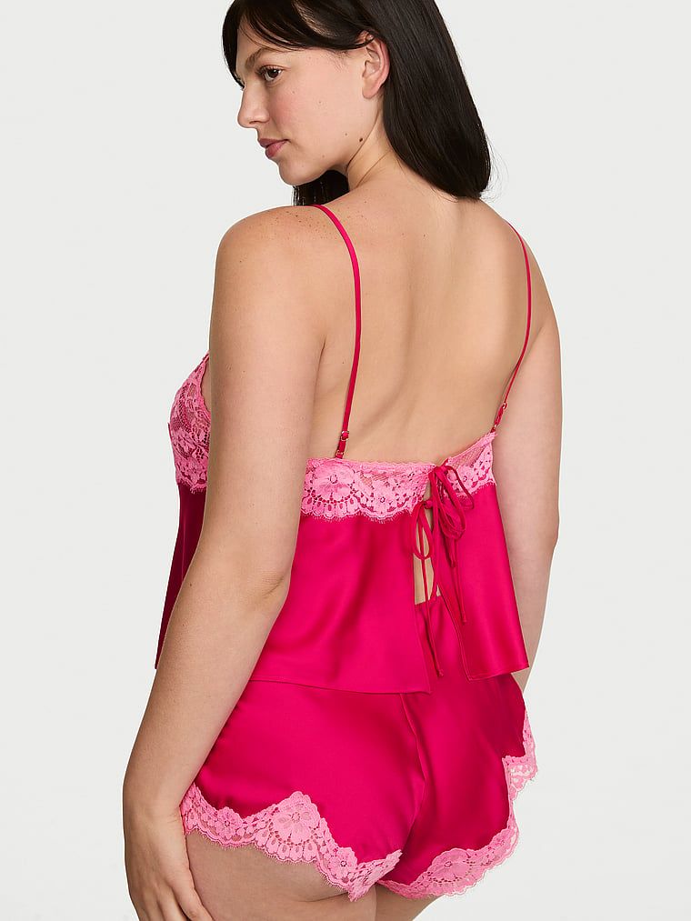 Satenski set za spavanje s čipkastim obrubom. Proizvod je ružičaste boje i dolazi iz kolekcije Dream Angels.