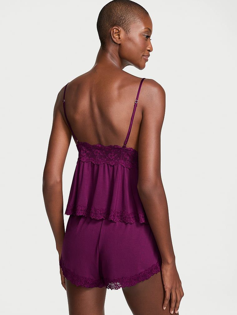 Modalni set za spavanje - top s naramenicama i SoSoft kratke hlače. Proizvod je ljubičaste boje i dolazi iz Victoria's Secret kolekcije.