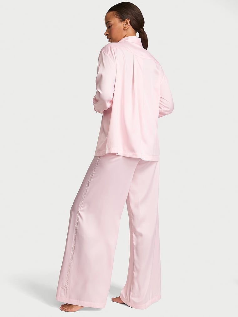 Satenske pidžame s sjajnim Signature Shine logom. Proizvod je ružičaste boje i dolazi iz Victoria's Secret kolekcije.