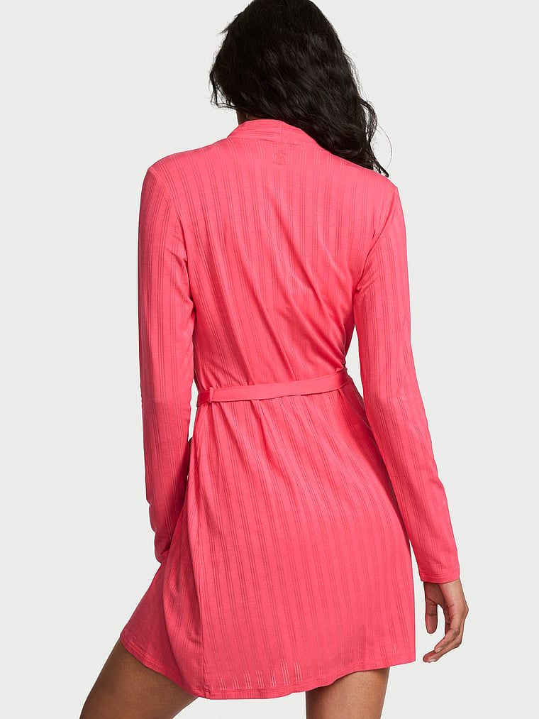 Ogrtač u SoSoft Ultra-Fine modalu. Proizvod je crvene boje i dolazi iz Victoria's Secret kolekcije.