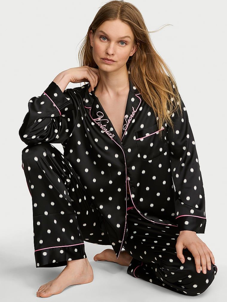 Potpisane satenske pidžame s dugim rukavima. Proizvod ima uzorkovane boje i dolazi iz Victoria's Secret kolekcije.
