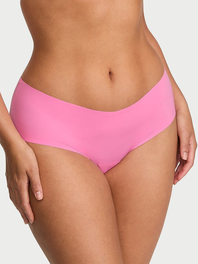 Bešavne gaćice s naramenicama na stražnjem dijelu No-Show Strappy Cheeky. Proizvod je ružičaste boje i dolazi iz No-Show kolekcije.