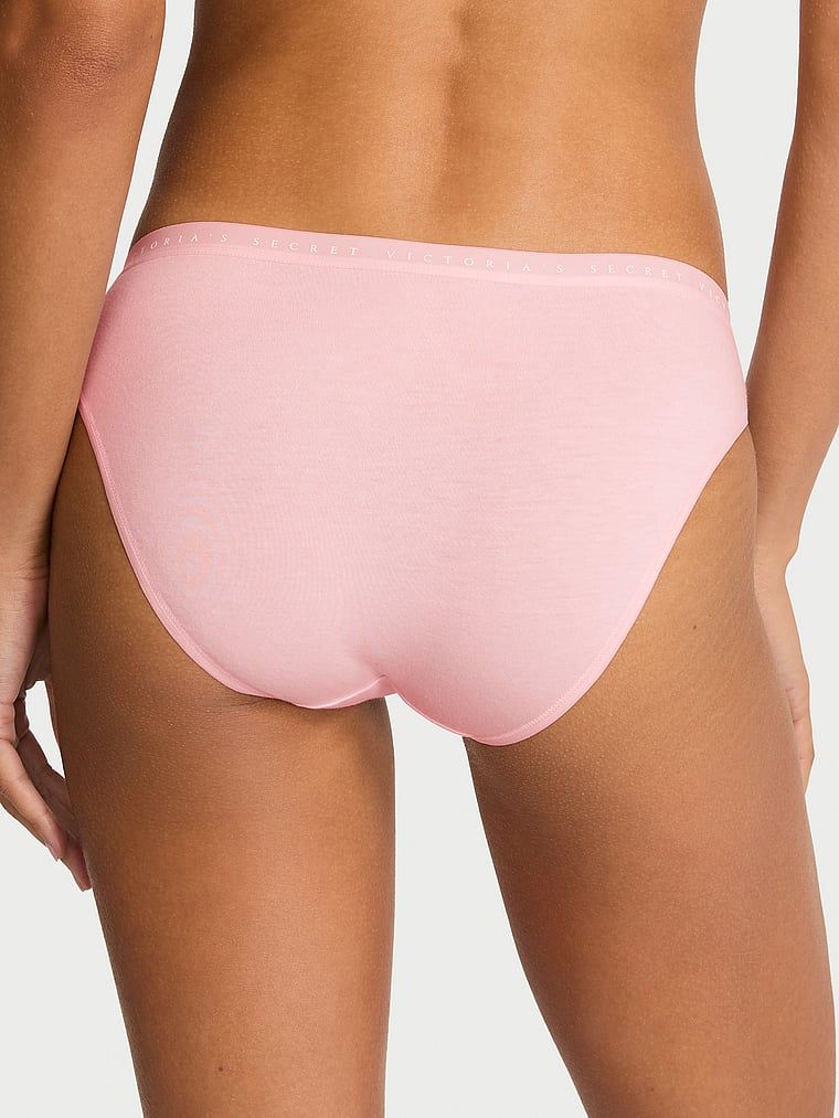 Pamučne bikini gaćice. Proizvod je ružičaste boje i dolazi iz Victoria's Secret kolekcije.