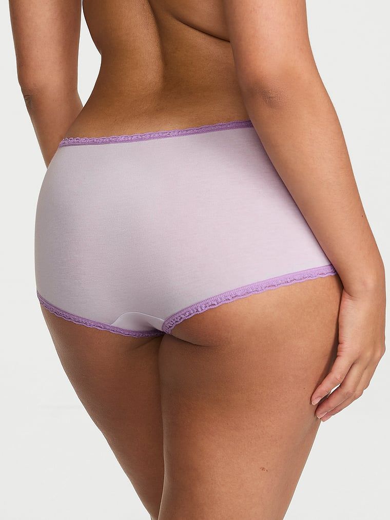 Pamučne kratke hlače s čipkom na rubovima, čipkaste Boyshorts. Proizvod je ljubičaste boje i dolazi iz kolekcije Lace Trim.