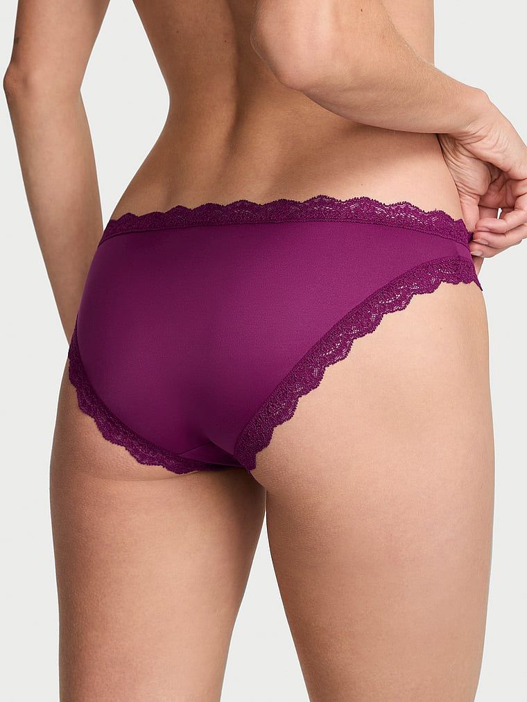 Čipkaste gaćice na rubovima bikinija s čipkastim rubom. Proizvod je ljubičaste boje i dolazi iz kolekcije Dream Angels.