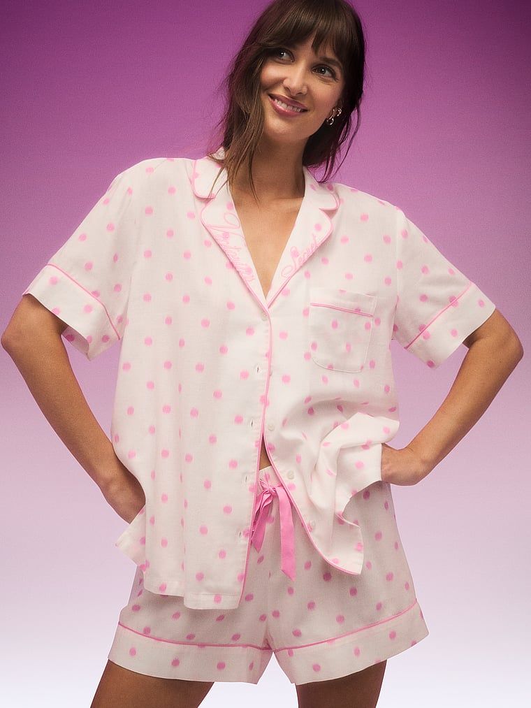 Flanelske pidžame s kratkim hlačama. Proizvod ima šarene boje i dolazi iz Victoria's Secret kolekcije.