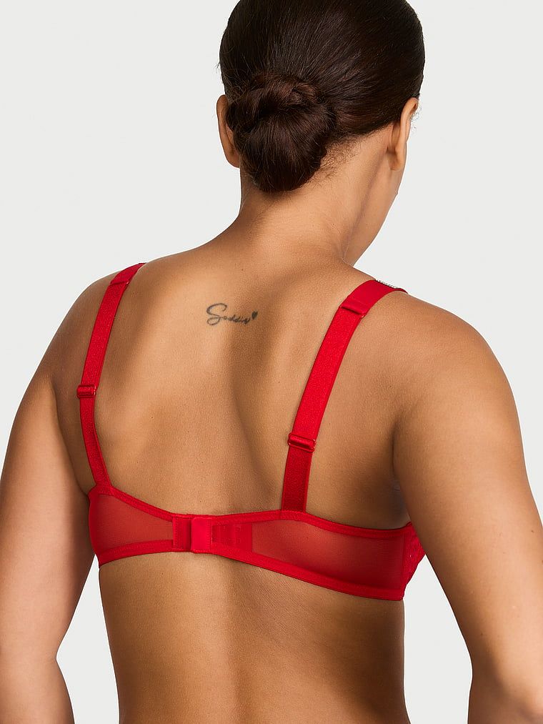 Blago podstavljeni čipkasti grudnjak s Shine Strap Demi sjajnim naramenicama. Proizvod je crvene boje i dolazi iz kolekcije Very Sexy.