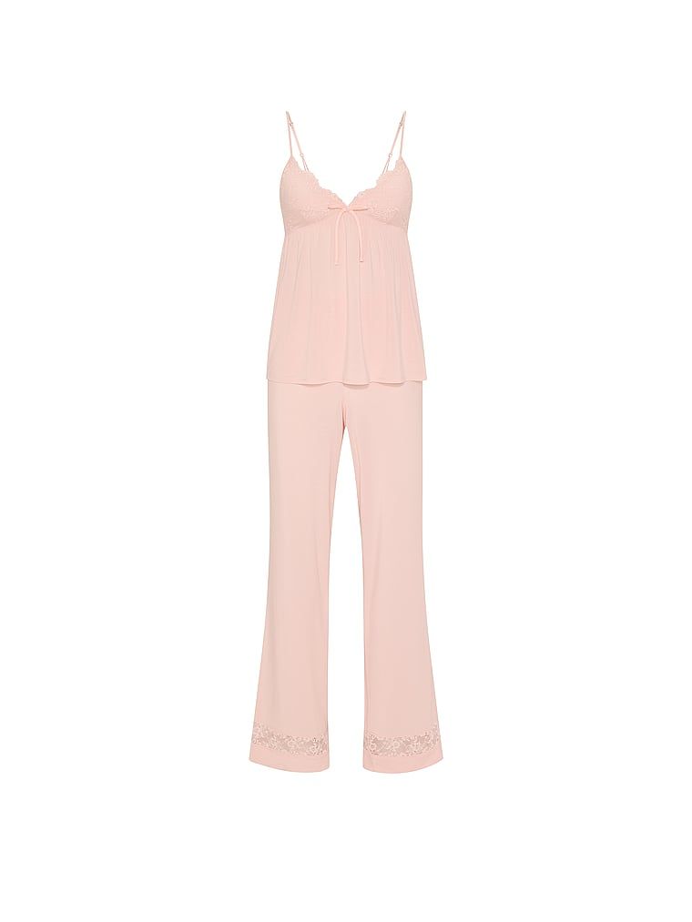 Modalne pidžame - bluza s naramenicama i SoSoft duge hlače. Proizvod je ružičaste boje i dolazi iz Victoria's Secret kolekcije.