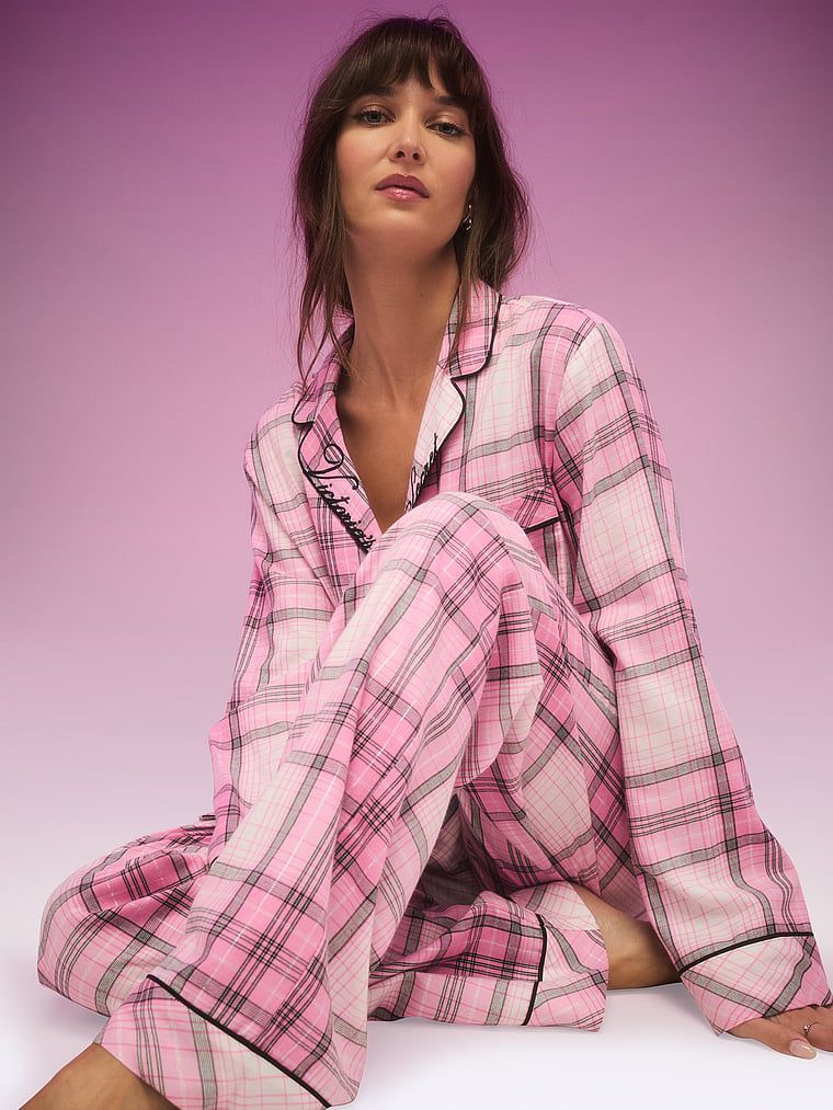 Flanelske pidžame s dugim hlačama. Proizvod ima uzorkovane boje i dolazi iz Victoria's Secret kolekcije.