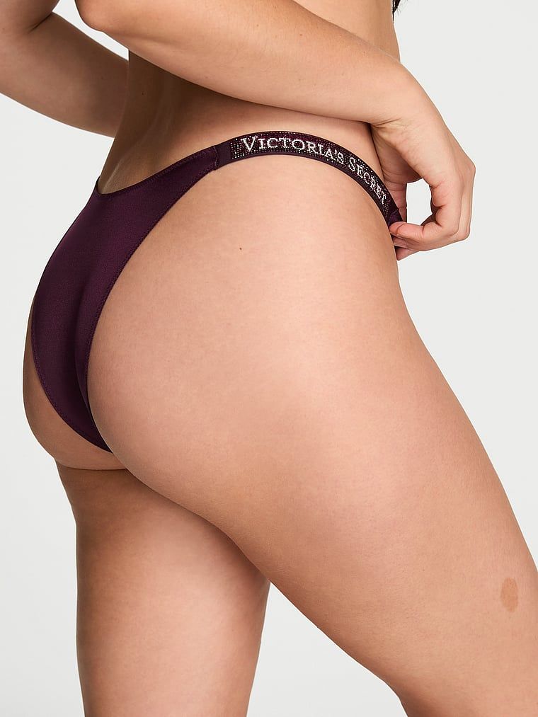 Brazilske gaćice s Shine Strap brazilskim prugama. Proizvod je ljubičaste boje i dolazi iz kolekcije Very Sexy.