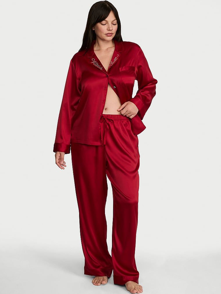 Potpisane satenske pidžame s dugim rukavima. Proizvod je crvene boje i dolazi iz Victoria's Secret kolekcije.