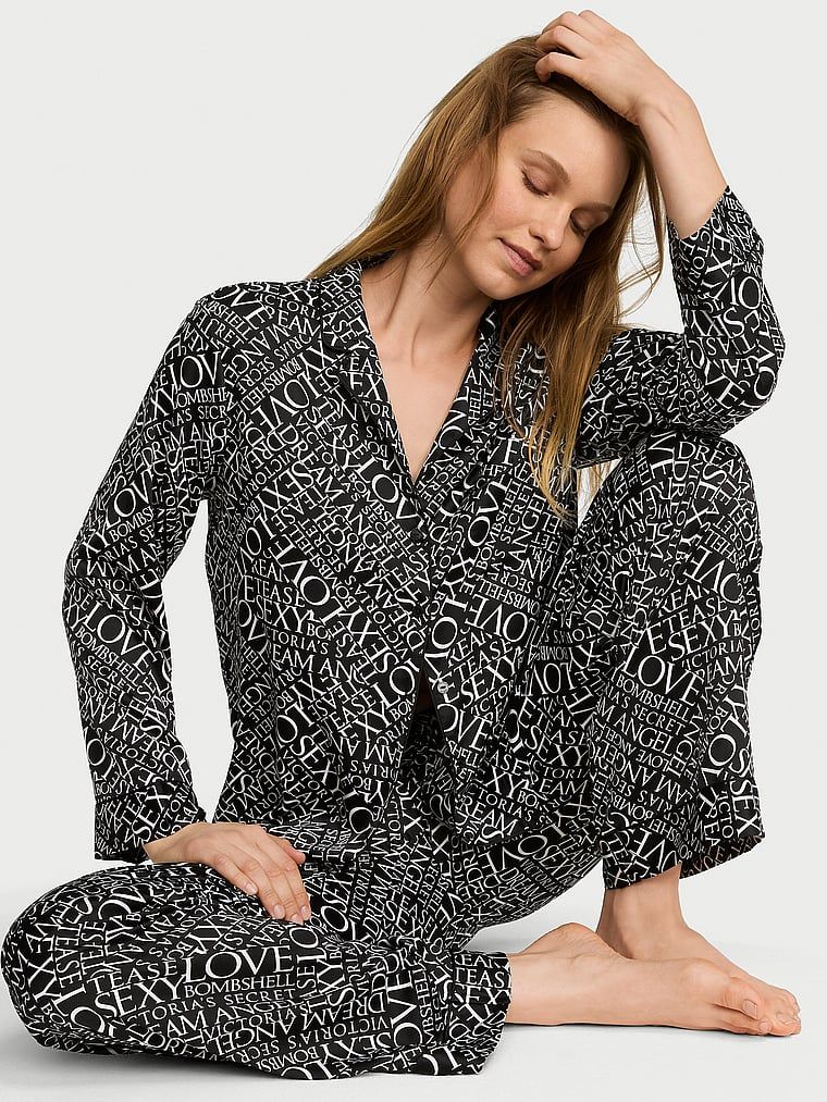 Potpisane satenske pidžame s dugim rukavima. Proizvod ima uzorkovane boje i dolazi iz Victoria's Secret kolekcije.