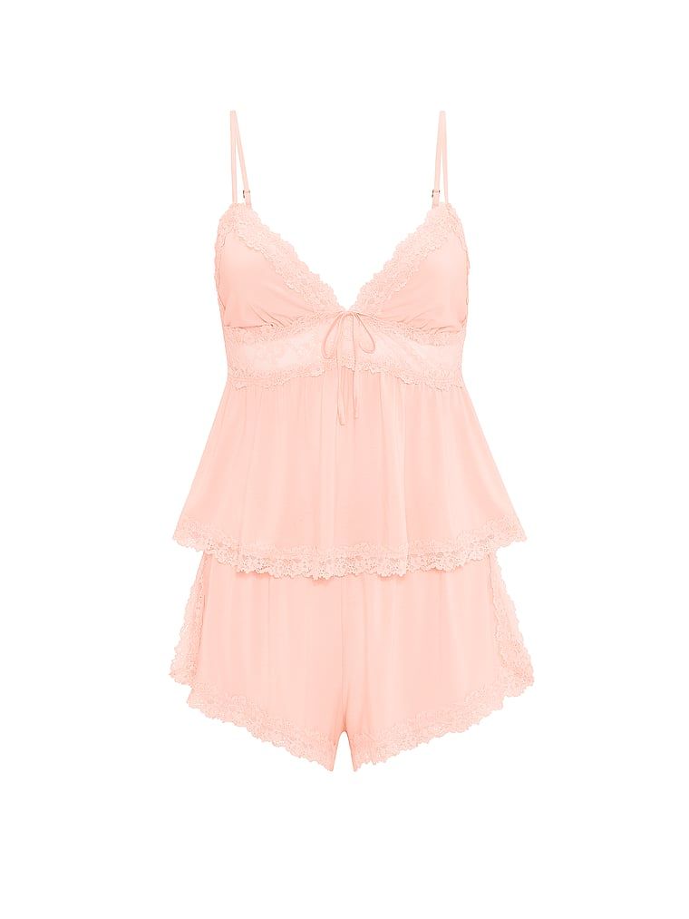 Modalni set za spavanje - top s remenčićima i SoSoft kratke hlače. Proizvod je ružičaste boje i dolazi iz Victoria's Secret kolekcije.